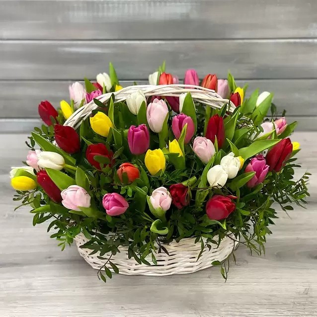Букет цветов "Корзина из разноцветных тюльпанов" Букет цветов "Корзина из разноцветных тюльпанов"